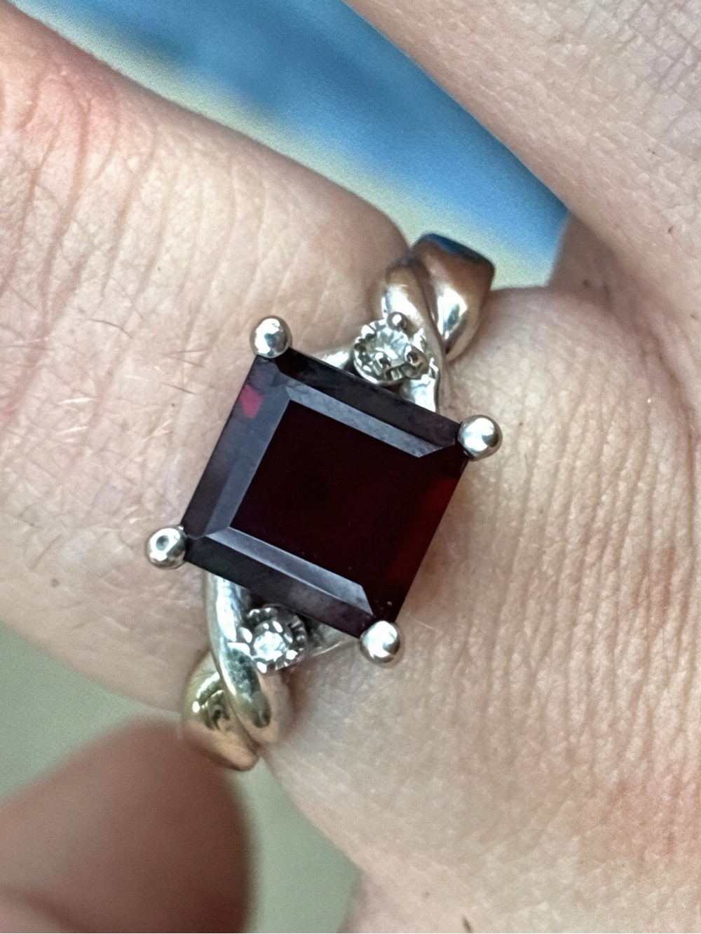 Vintage  Solid 14k white gold genuine garnet/diamond ring